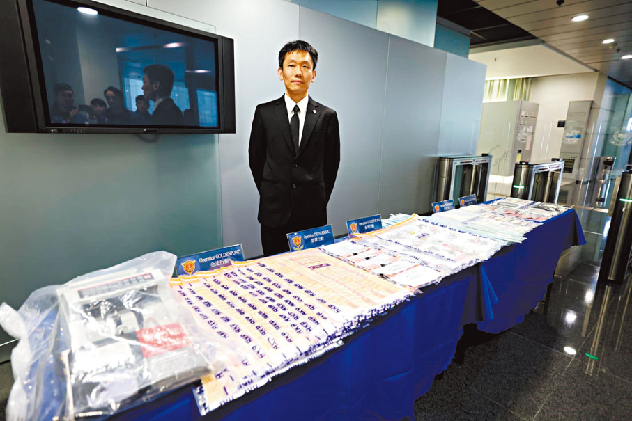 ●警方展示在行動中檢獲的證物,包括大量現金。香港文匯報記者劉友光 攝