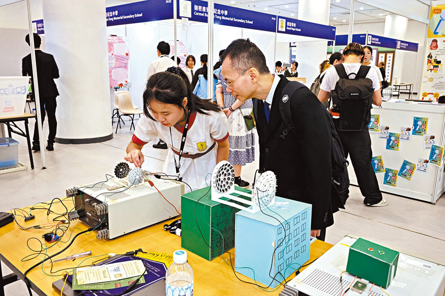 ●一眾中學生在展覽中化身「社會診療師」,運用科研創意療癒都市痛點。 主辦方供圖