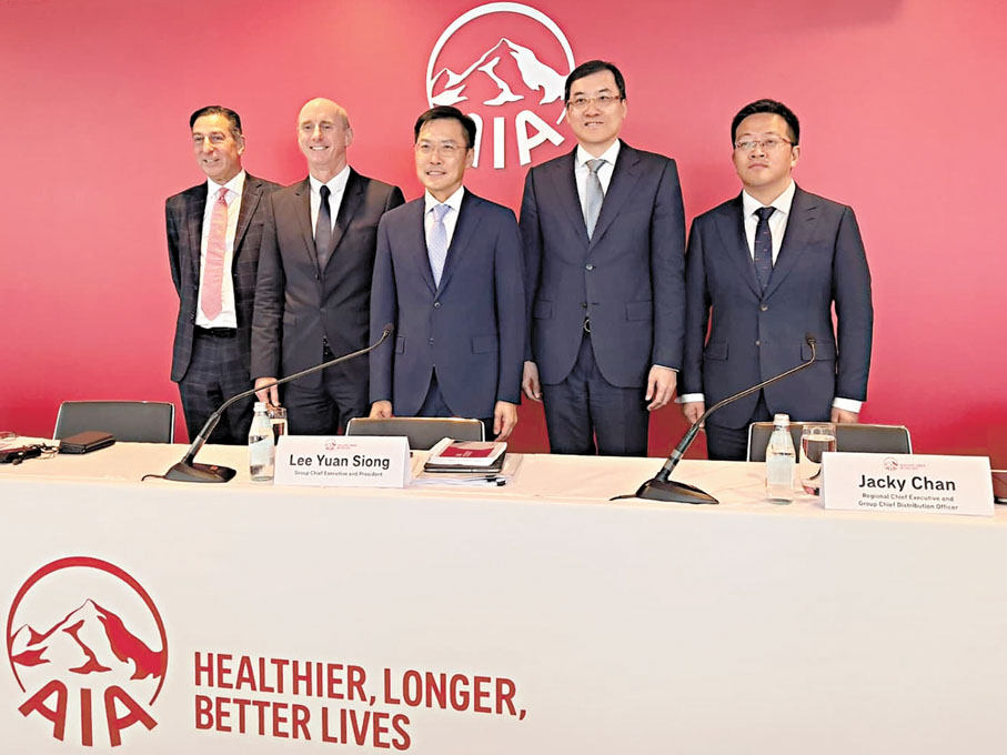 ●左起：友邦首席投資總監康禮賢、首席財務總監鍾家富、首席執行官兼總裁李源祥、區域首席執行官及集團首席分銷總監陳榮聲、區域首席執行官張曉宇。香港文匯報記者曾業俊  攝