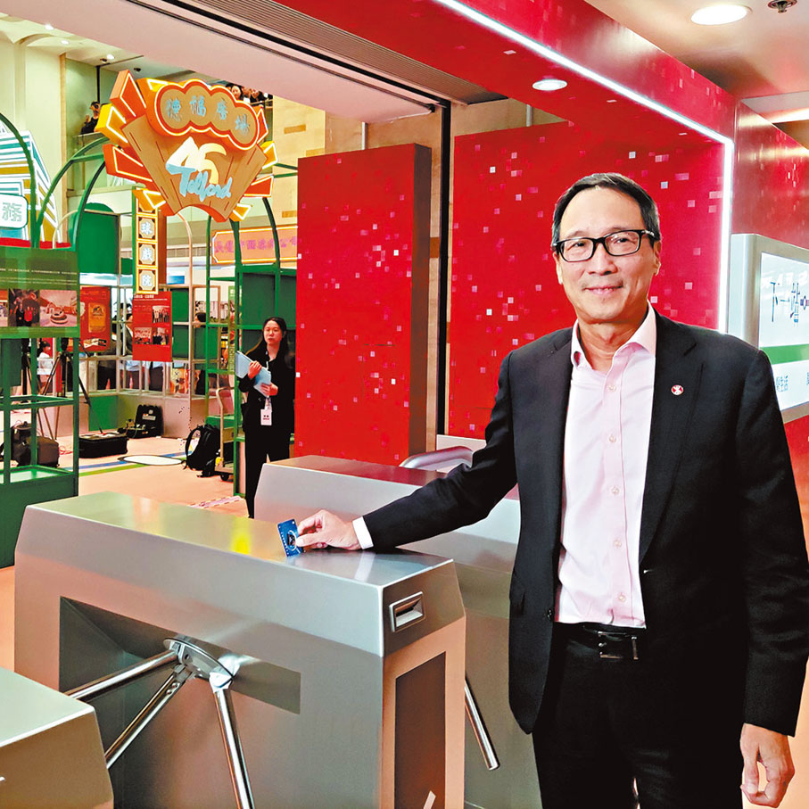 ●港鐵公司物業及國際業務總監鄧智輝表示，港鐵商場已因應消費模式轉變，對商户組合作出調整。