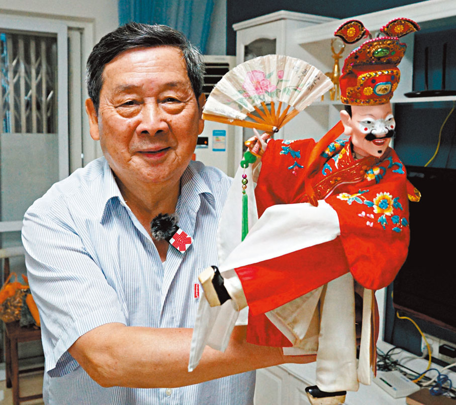 ●莊陳華展示布袋木偶公子丑。