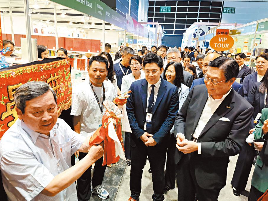 ●莊陳華在今年的香港書展期間現場演繹了數折木偶小故事,吸引馬時亨、霍啟剛等嘉賓駐足觀賞。 受訪者供圖