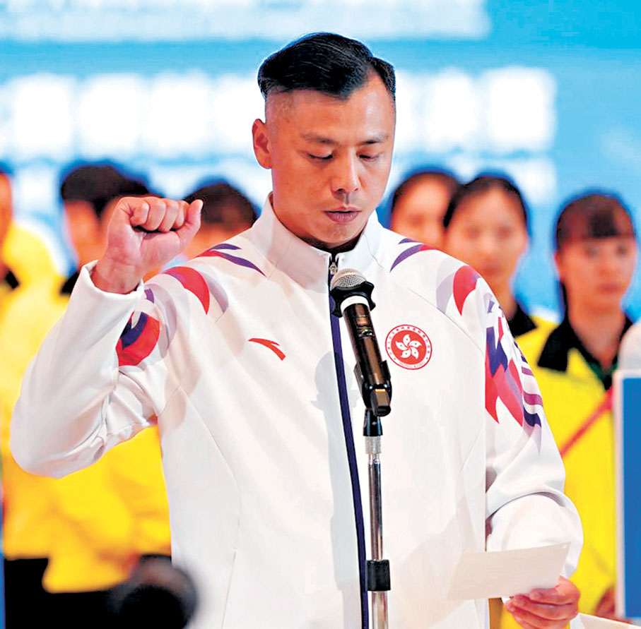 ●港隊球手甘兆麟代表運動員進行宣誓。