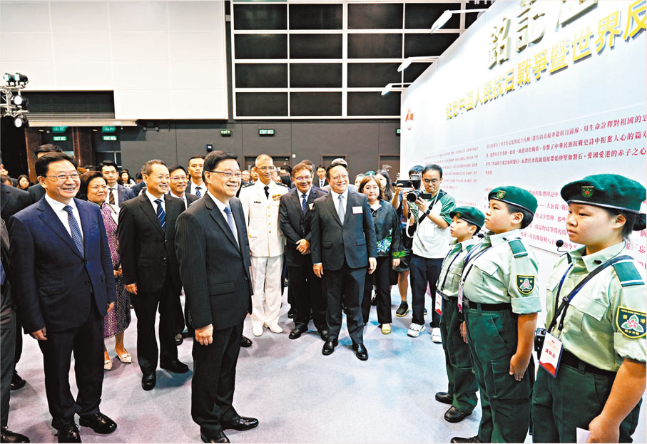 ●香港特區行政長官李家超、中央政府駐港聯絡辦主任周霽等主禮嘉賓在香港大公文匯傳媒集團董事長李大宏陪同下參觀展覽。 香港文匯報記者  攝