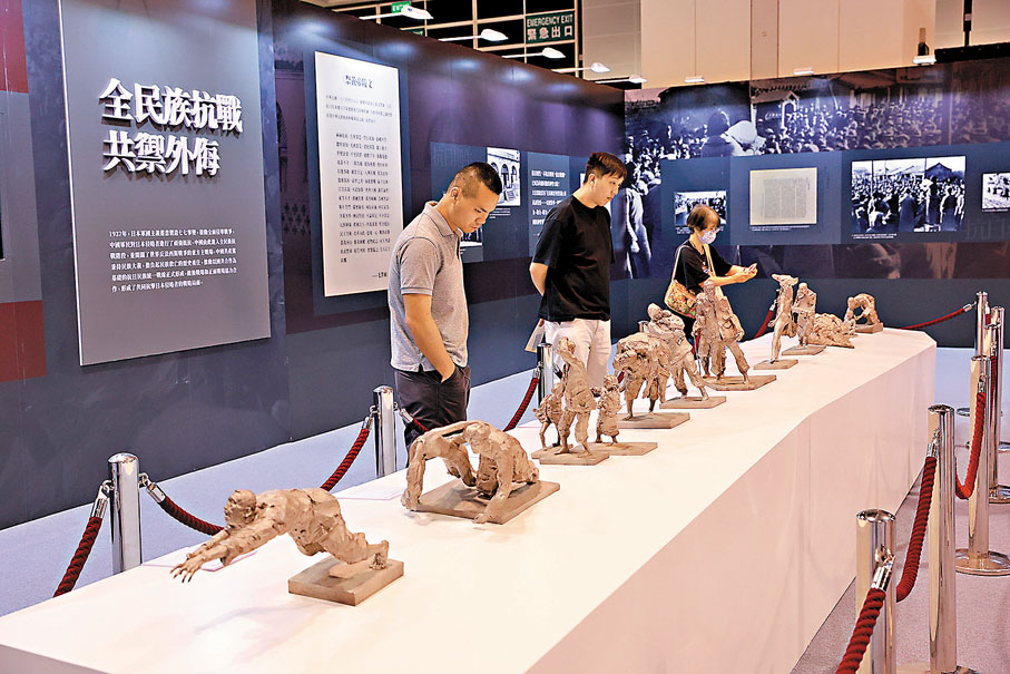 ●場內展示一組雕塑群像，展現中國人民面對侵華日軍的頑強抵抗和不撓精神。 香港文匯報記者萬霜靈  攝