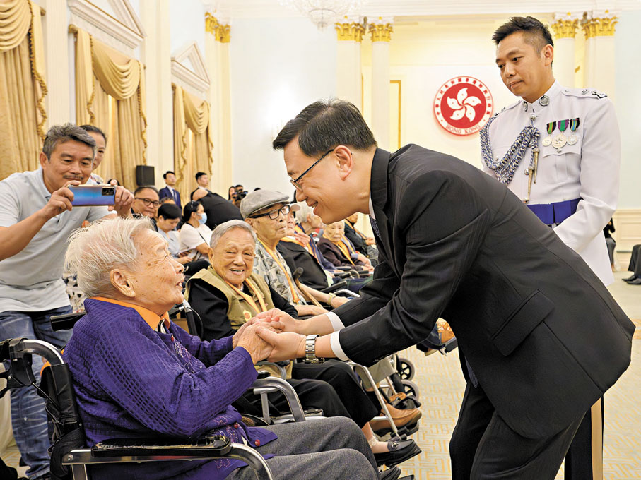 ●獲授紀念章的抗戰老兵與遺屬中，有十多位坐着輪椅到現場，頒發紀念章的過程十分暖心。