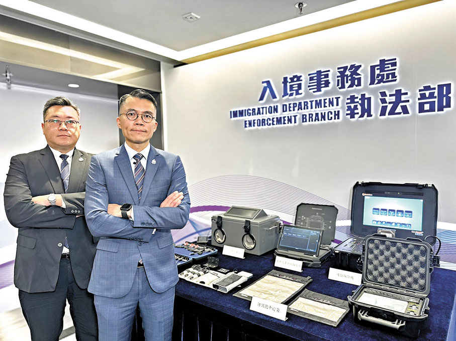 ●入境處反恐及情報科助理首席入境事務主任吳海量(右)與入境處特遣隊指揮官李烱超(左)。香港文匯報記者文禮願 攝