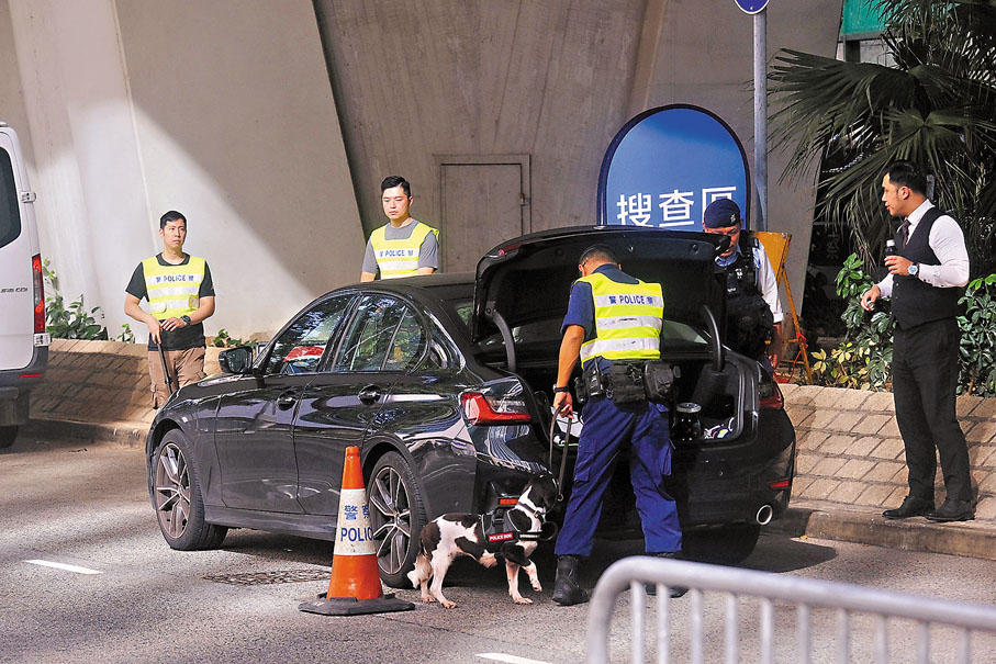 ●警方搜查可疑車輛。香港文匯報記者涂穴 攝
