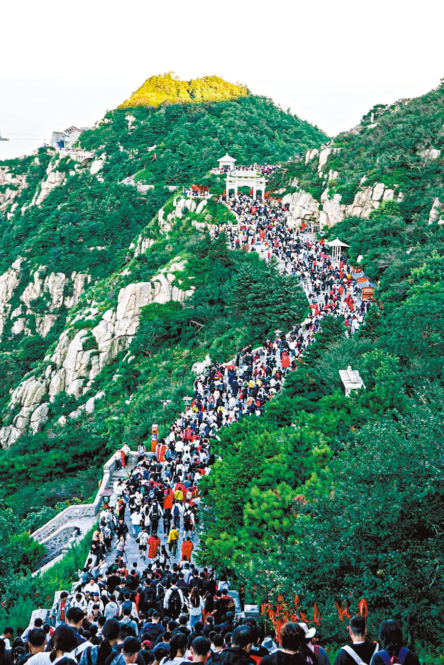 ●暑期泰山遊客旺，7月31日，遊客在泰山景區遊覽。 網上圖片