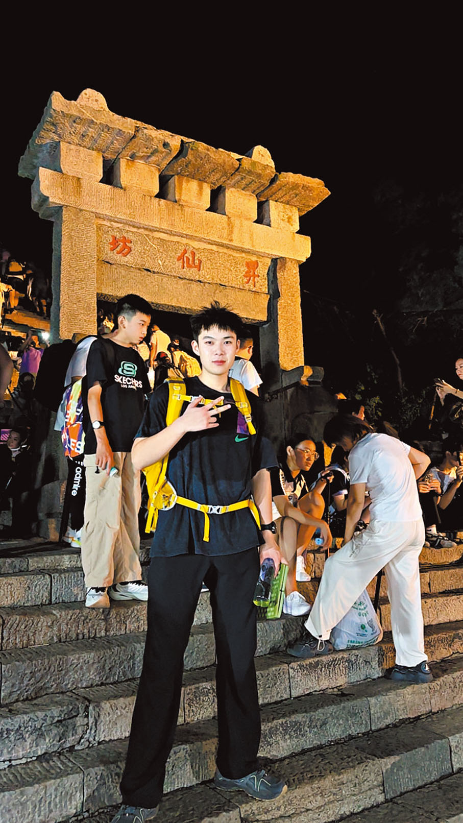 ●泰山陪爬「薯條」在泰山昇仙坊。