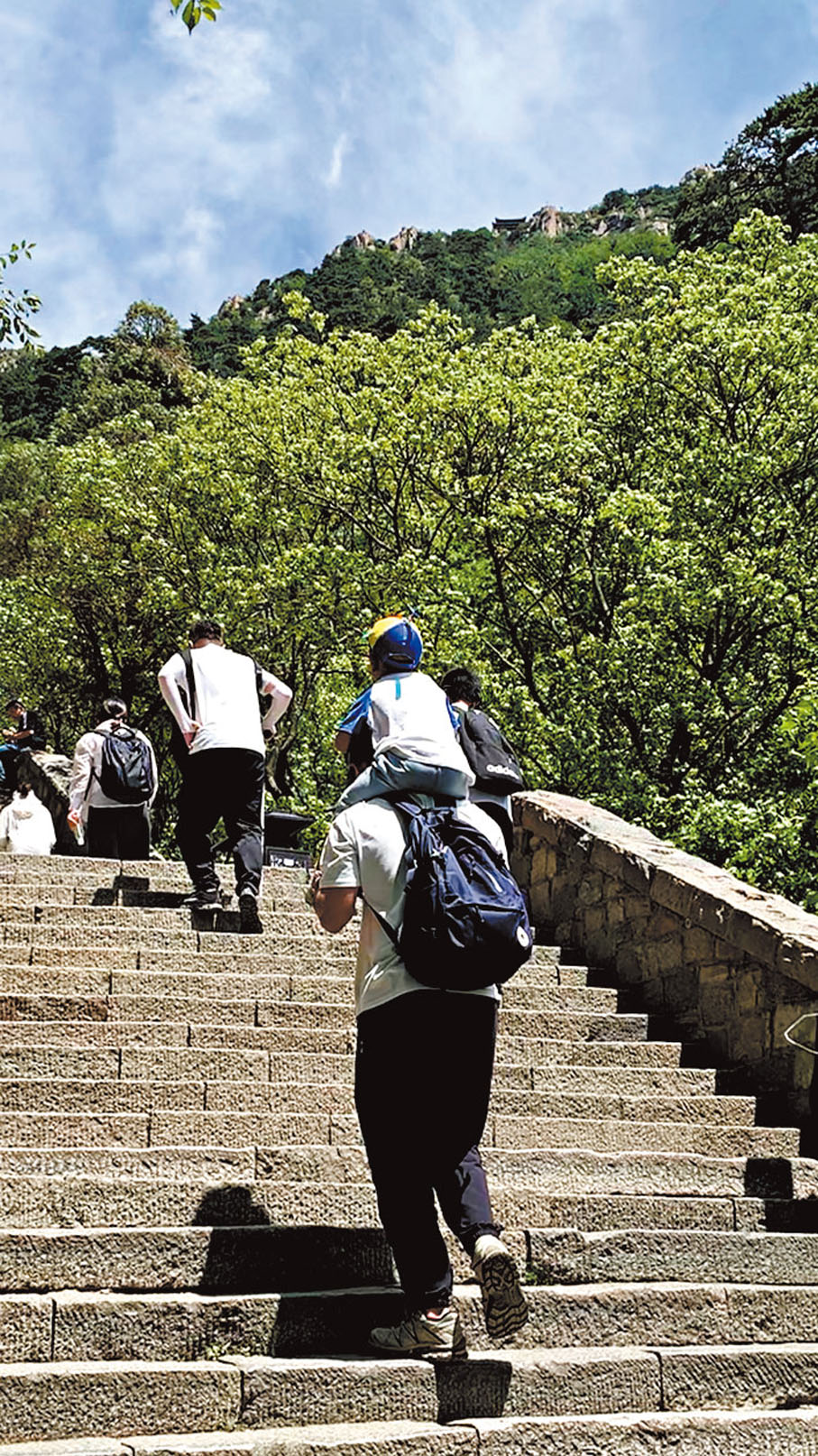 ●小許背小朋友登上泰山。