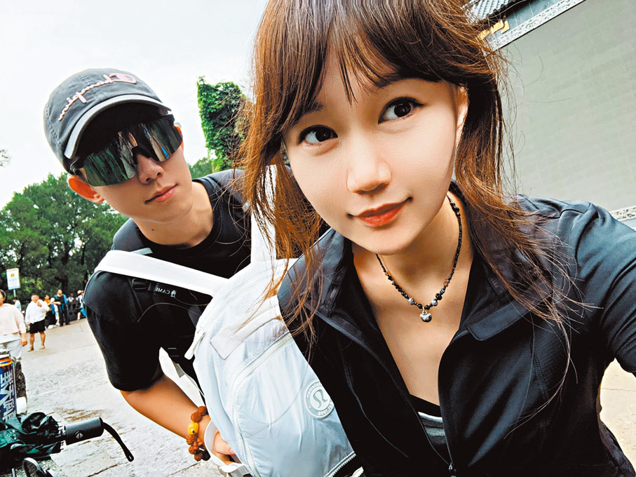 ●小許（左）和遊客登泰山途中自拍。