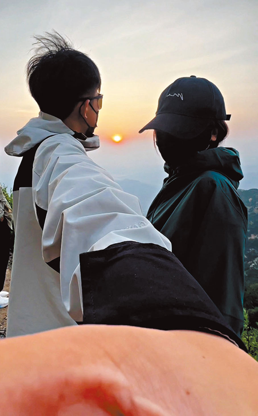 ●小許(左)和遊客登頂泰山看日出。