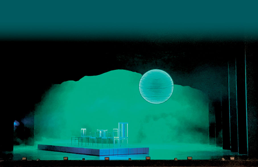 ●《大狀王》的舞台設計通過燈光效果的變換呈現鮮明的色調變換，同時具有「留白之美」。