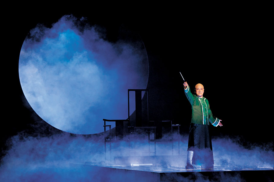 ●《大狀王》的舞台布景設計彰顯了「簡約之美」。Winnie Yeung @ Visual Voices 攝、西九文化區管理局供圖