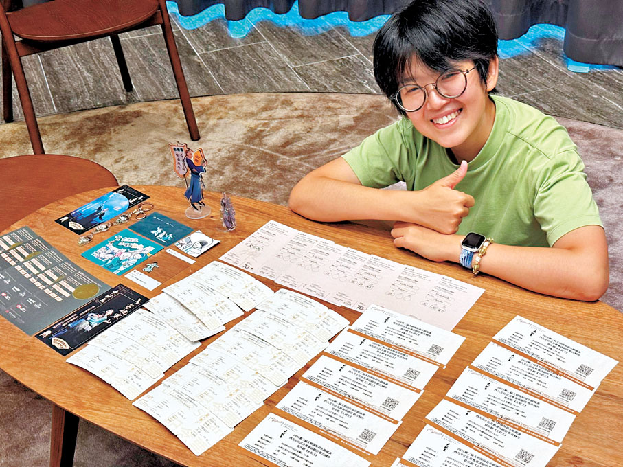 ●《大狀王》的超級粉絲李思文，展示她看過的《大狀王》票根以及相關紀念品。