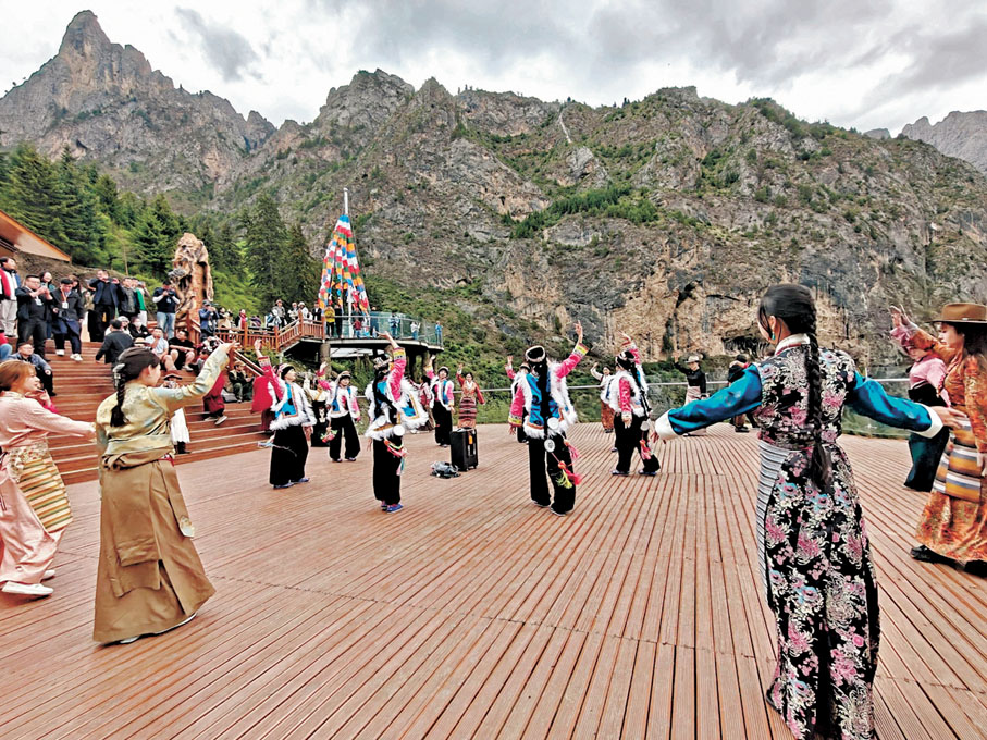 ●遊客在扎尕那遊覽。