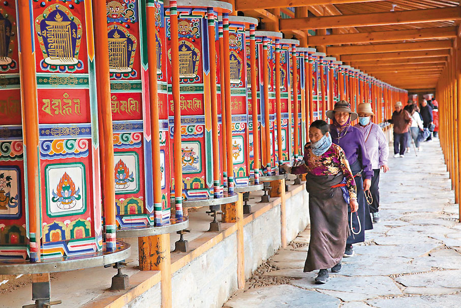 ●當地信眾走過轉經筒長廊。