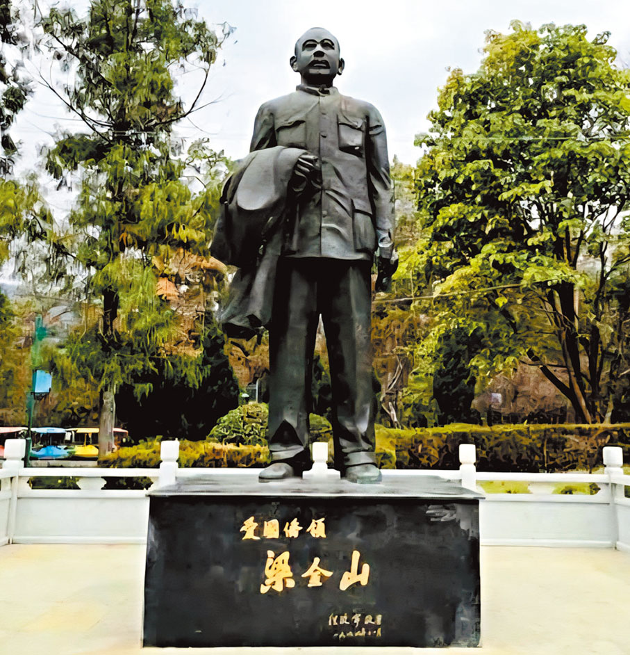 ●旅緬愛國僑領梁金山雕像。作者供圖