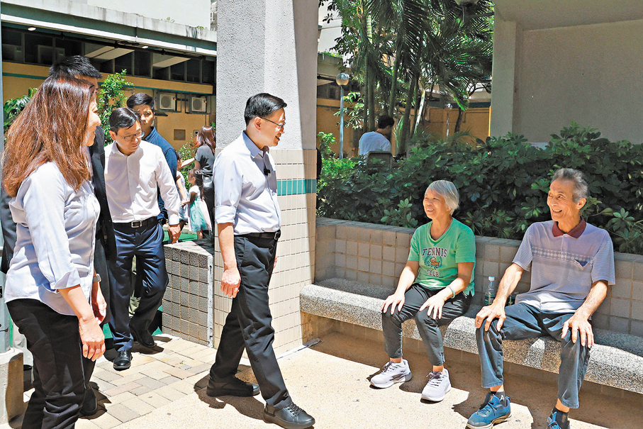 ●李家超到牛頭角下邨視察,並與邨內長者交流。 香港文匯報記者北山彥 攝