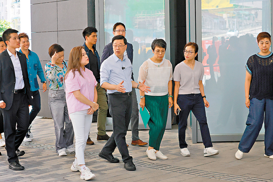 ●李家超在羅淑佩陪同下,到東九龍文化中心視察。 香港文匯報記者北山彥 攝