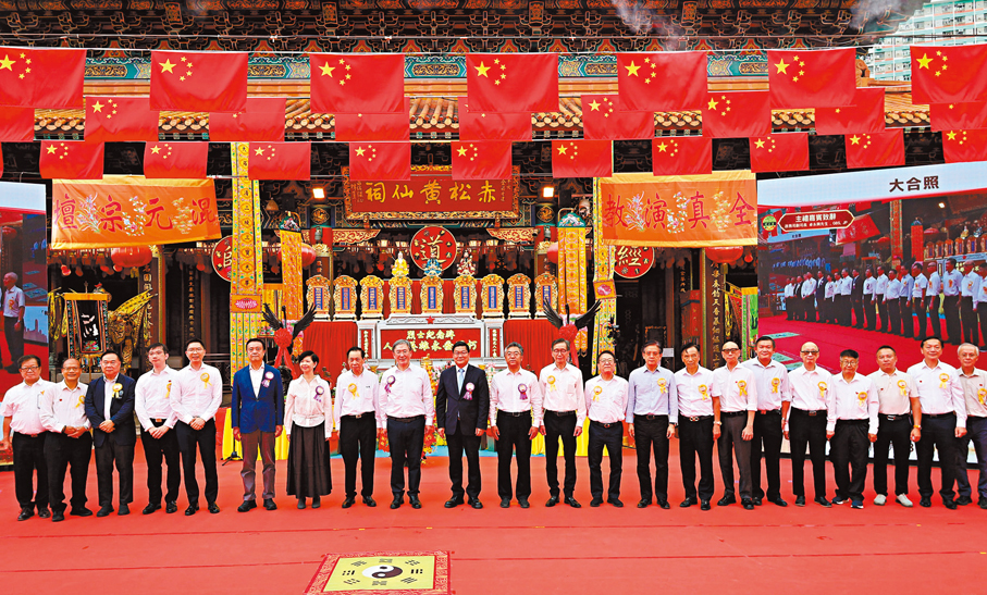 ●嗇色園主辦的「和平永續·銘記歷史」紀念抗日戰爭勝利 80 周年祈福和平大法會,昨日在黃大仙祠舉行,賓主合影。
