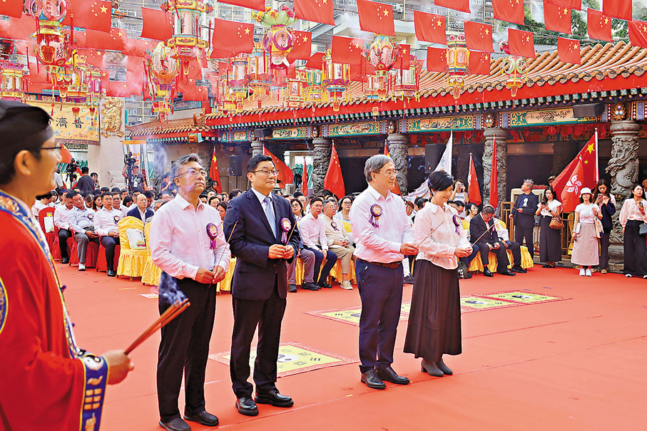 ●主禮嘉賓隨眾法師,向道教神明行三敬禮。