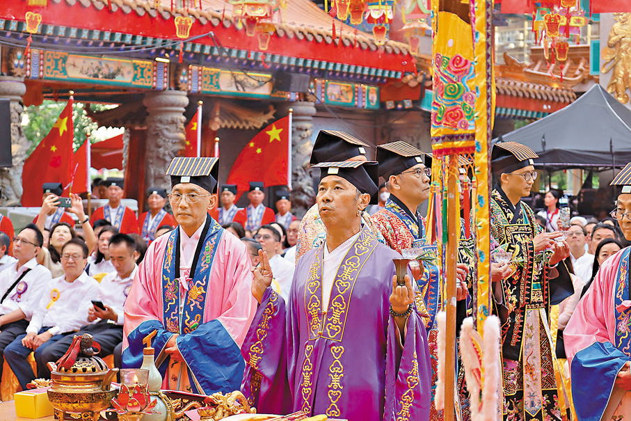 ●圖為昨日和平大法會上舉行「大獻供」科儀，場面盛大隆重，富有傳統文化特色。大公文匯全媒體記者顏琨  攝