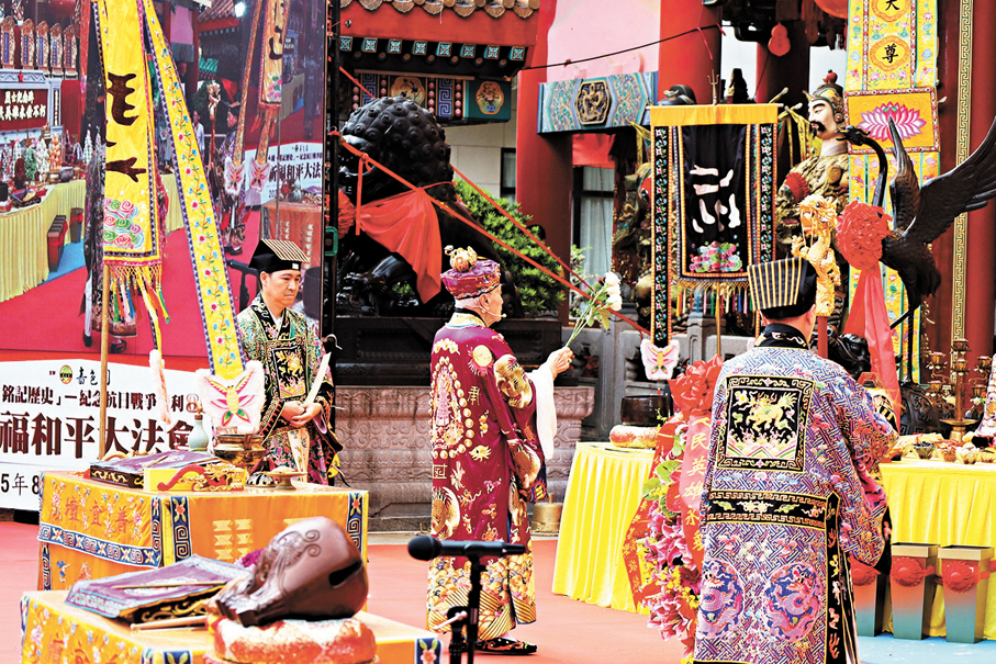 ●嗇色園黃大仙祠監院李耀輝（義覺）道長獻花。
