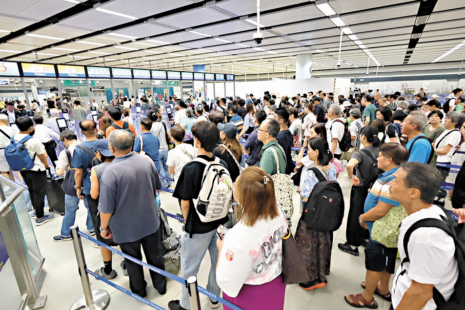 ●香園圍邊境管制站本月10日有11.5萬人次往來香港與深圳，為設計容量近四倍。圖為香園圍口岸人流情況。   香港文匯報記者涂穴  攝