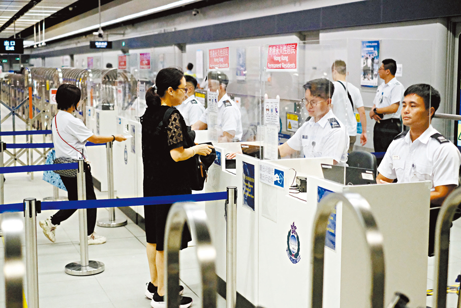 ●入境處已靈活調配人手應對人流高峰期。香港文匯報記者涂穴  攝