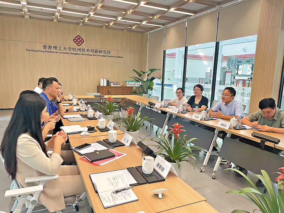 ●赴杭州交流的香港公務員考察港理工杭州技術創新研究院，了解兩地科創合作成果。 香港文匯報杭州傳真