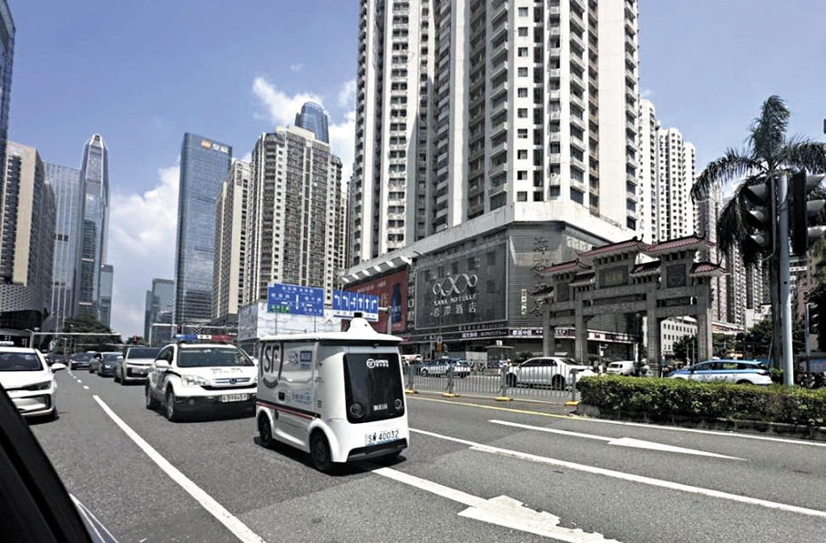 ● 最近，智能無人配送車從順豐速運海濱廣場營業店鳴笛出發，標誌着深圳福田中心首條無人快遞路線正式開通運營。