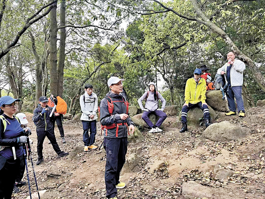 ●深圳登協副會長雷東風（中）在登山前向登山人士講授安全知識。