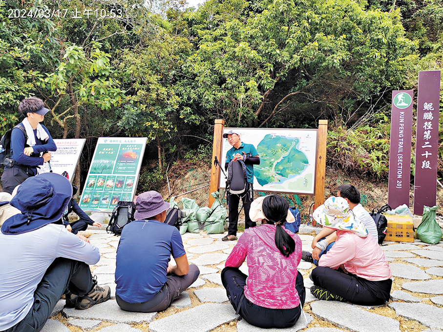 ●深圳登協在活動中給徒步登山愛好者上培訓課。