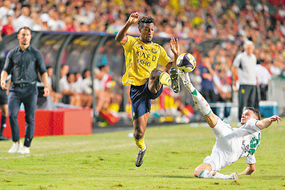 ●京士利高文（前）遭遇對手攔截。 大公文匯全媒體記者麥鈞傑  攝