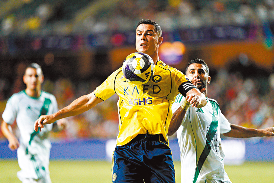 ●C朗（前）替艾納斯先開紀錄。 大公文匯全媒體記者麥鈞傑  攝