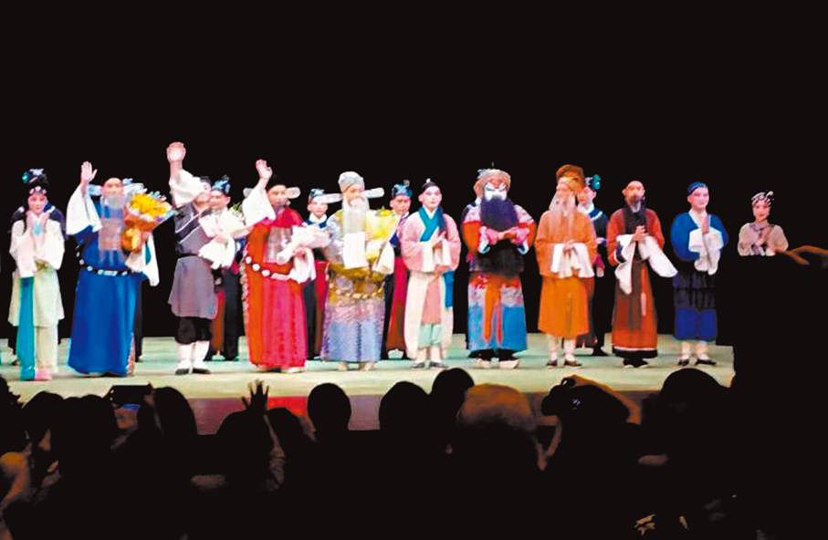 ●《十五貫》全體演員謝幕，觀眾湧上台前，更有人上台獻花。