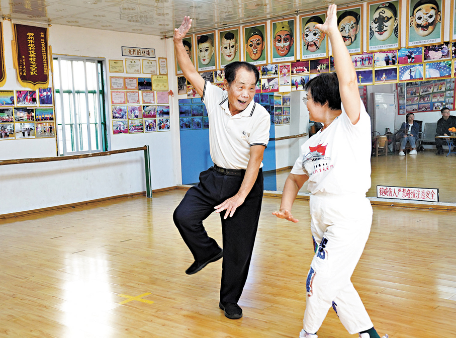 ●周錫生與何秋萍夫婦。