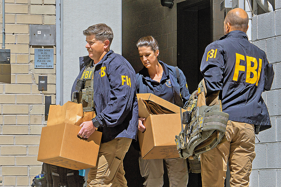 ●FBI探員從博爾頓的辦公室搬走多箱文件。  美聯社