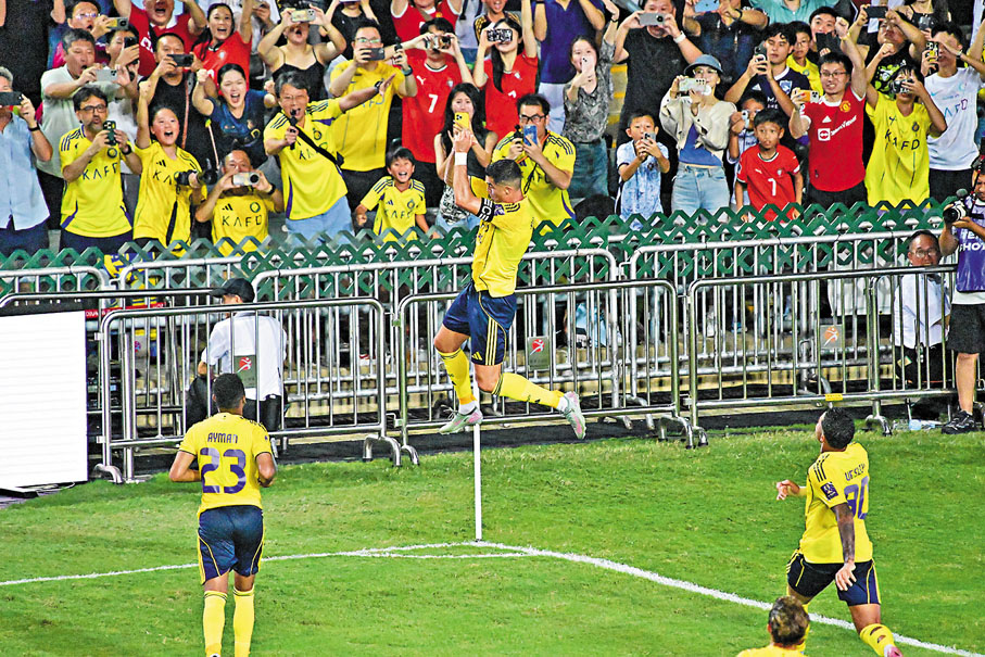 ●C朗前晚在香港大球場作賽，上半場射入十二碼後跑到角球位做出招牌動作「SIU」慶祝。 資料圖片