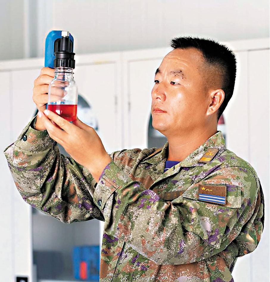 ●楊玉柱進行油液檢測。 網上圖片