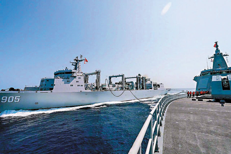 ●新型綜合補給艦查干湖艦為艦艇進行海上補給。