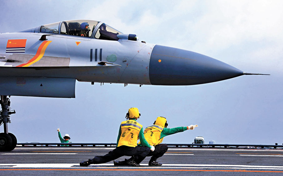 ●艦載機準備起飛。