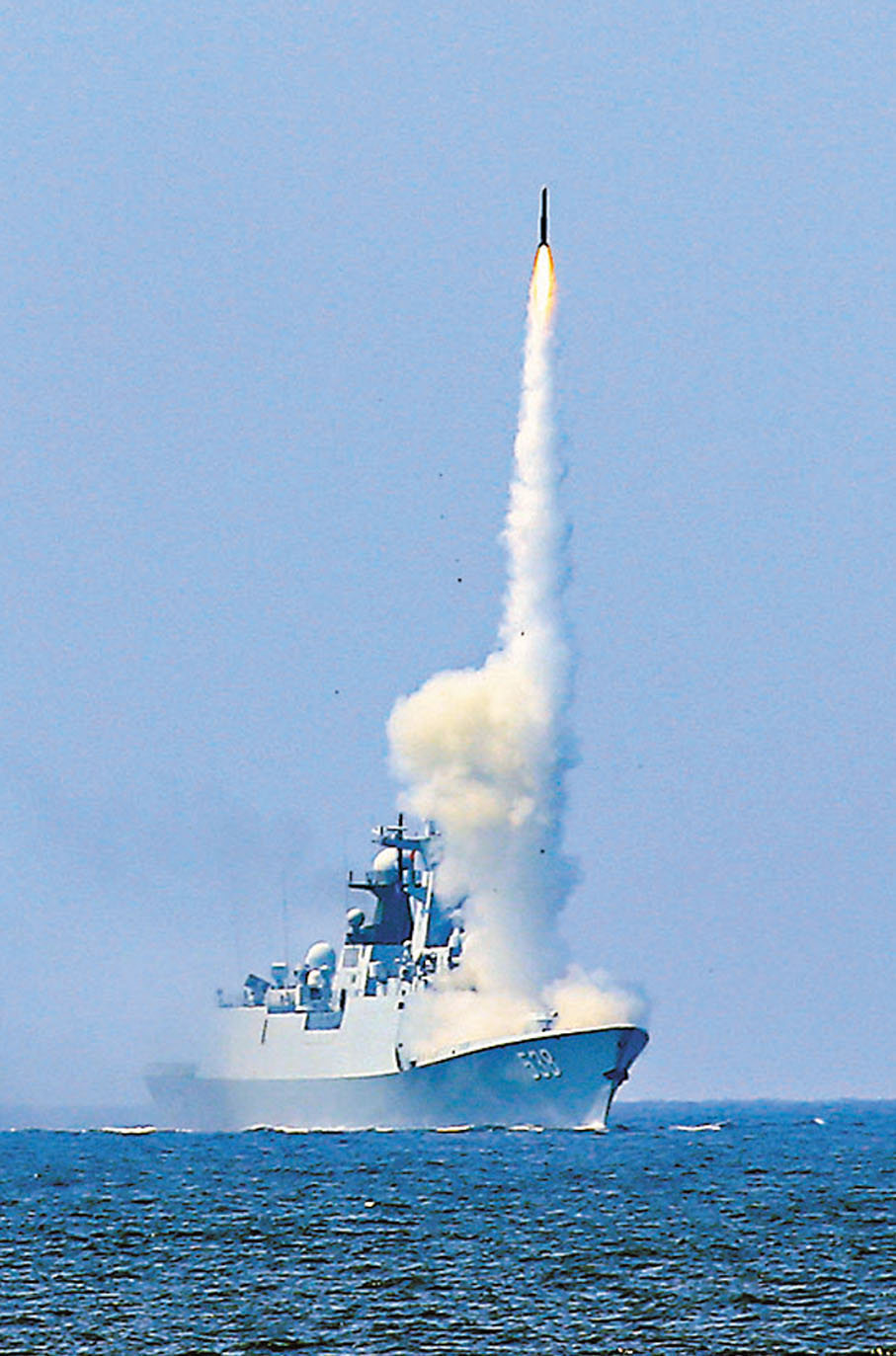 ●人民海軍向着水全面建成世界一流海軍闊步前行。圖為導彈護衛艦煙台艦垂直發射防空導彈。