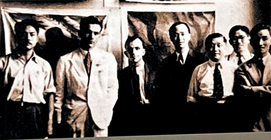 ●老照片中可見葉淺予(左一)在1939年時來港辦展的情況。 香港文匯報記者康敬 攝