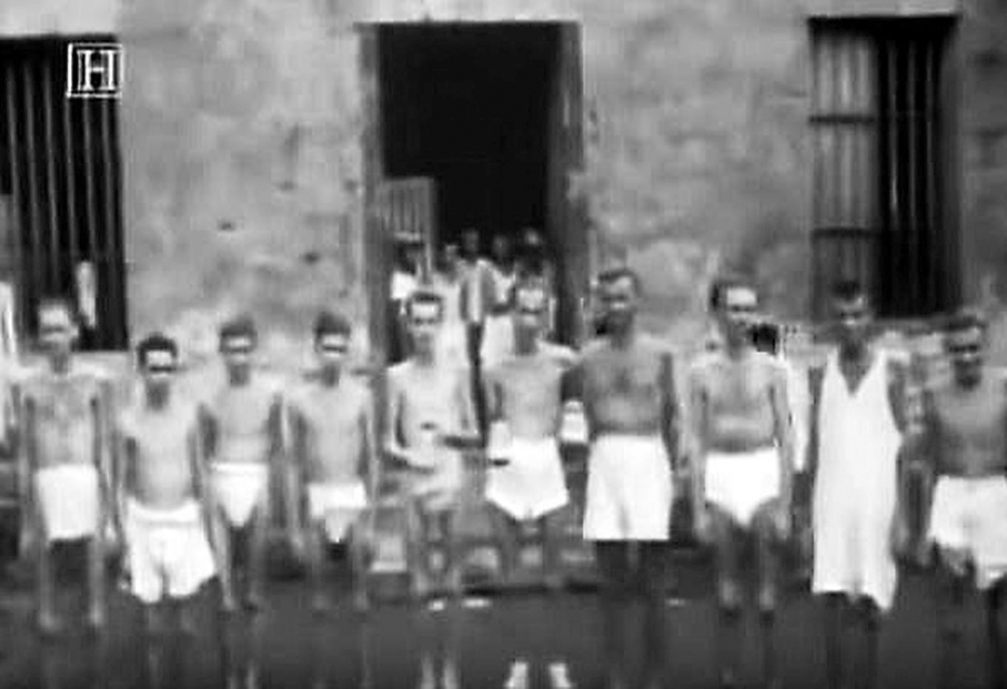 ●歐美戰俘在奉天戰俘營的合影。 UNIT 731 紀錄片截圖