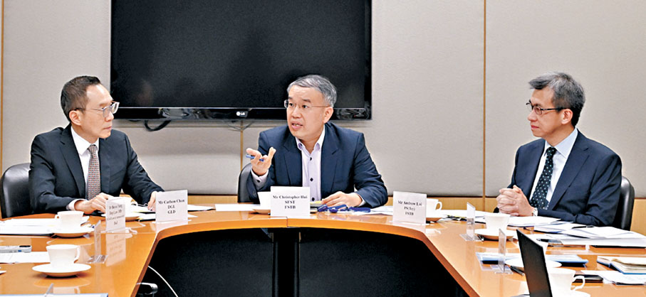 ●財經事務及庫務局局長許正宇(中)上周四主持政府採購機制檢討專責小組首次會議。 資料圖片