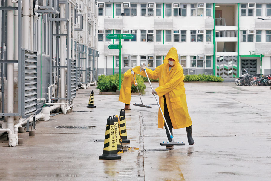 ●房屋局要求營運機構僱用部分「簡約公屋」居民參與設施營運、保安及清潔工等工作。香港文匯報記者郭木又  攝