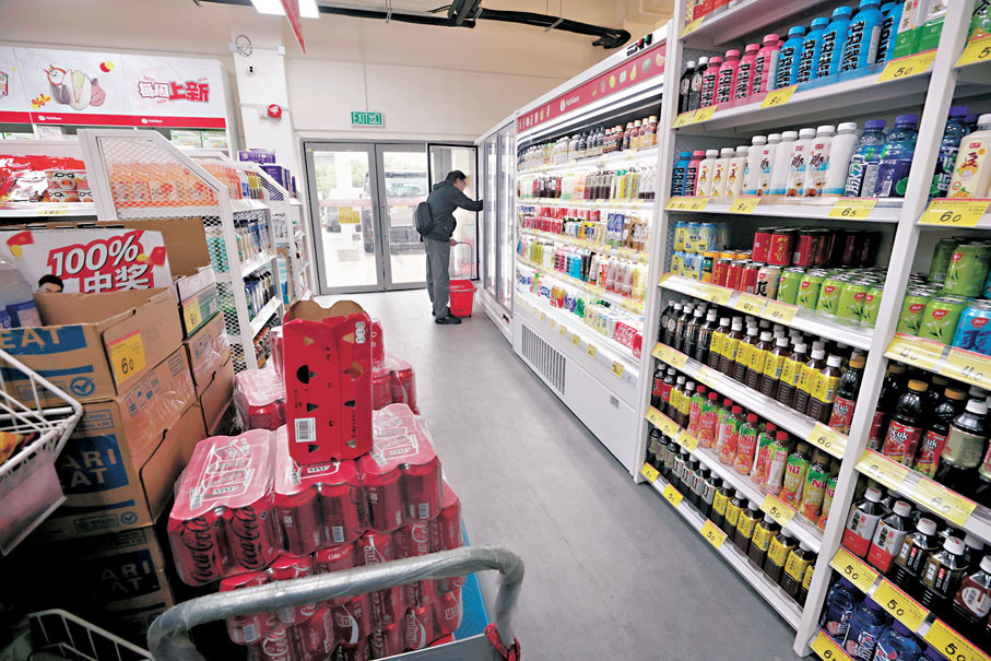 ●元朗攸壆路「簡約公屋」南區設有超市。香港文匯報記者郭木又  攝